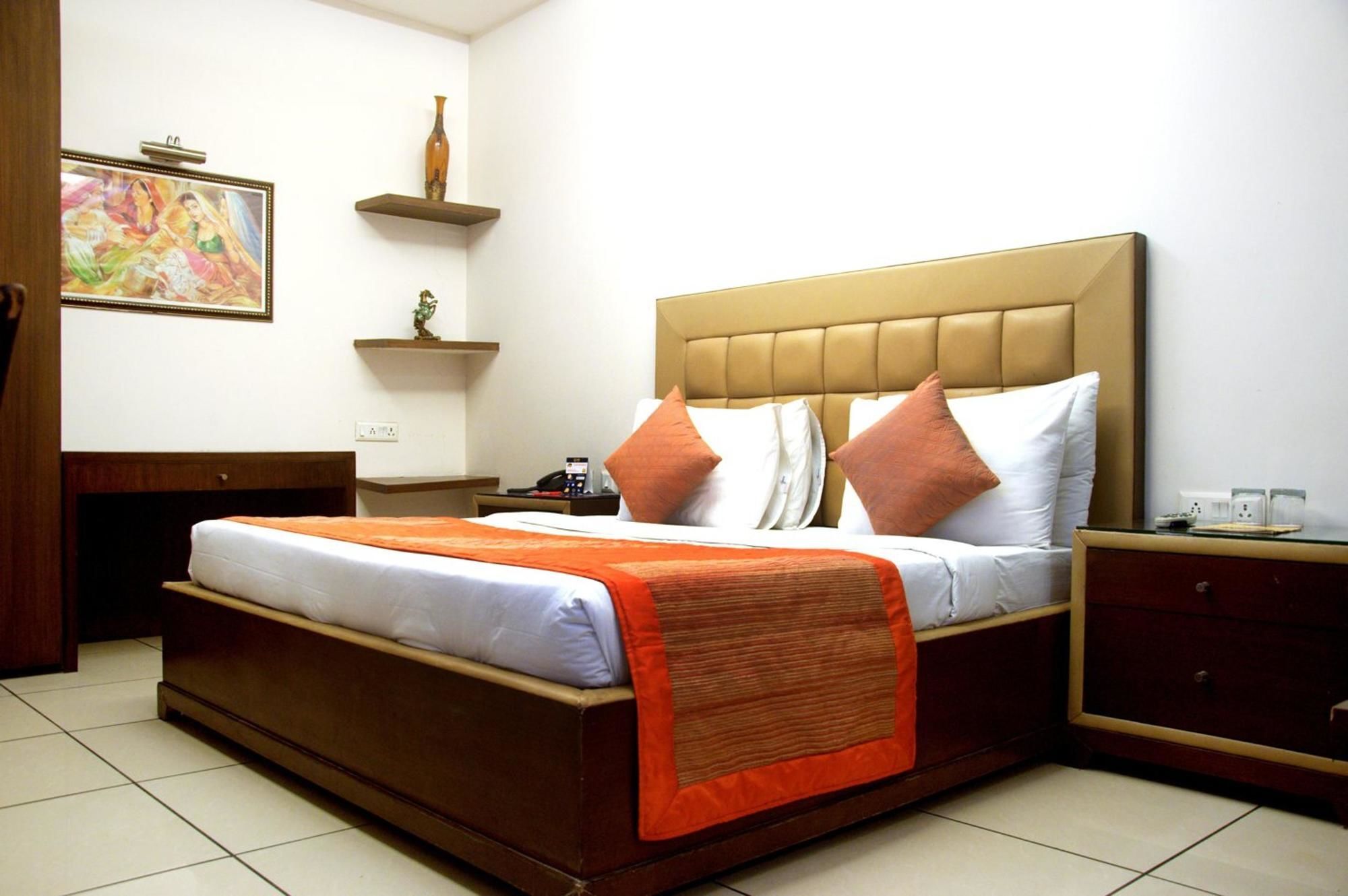 Capital O 1391 Hotel Pushpa Vilas Ghaziabad Exterior photo